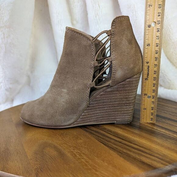 Lucky Brand LK-Reevas Side Cutout Peep Toe Wedge Boots Sesame Oiled Suede 8.5 - Picture 12 of 13